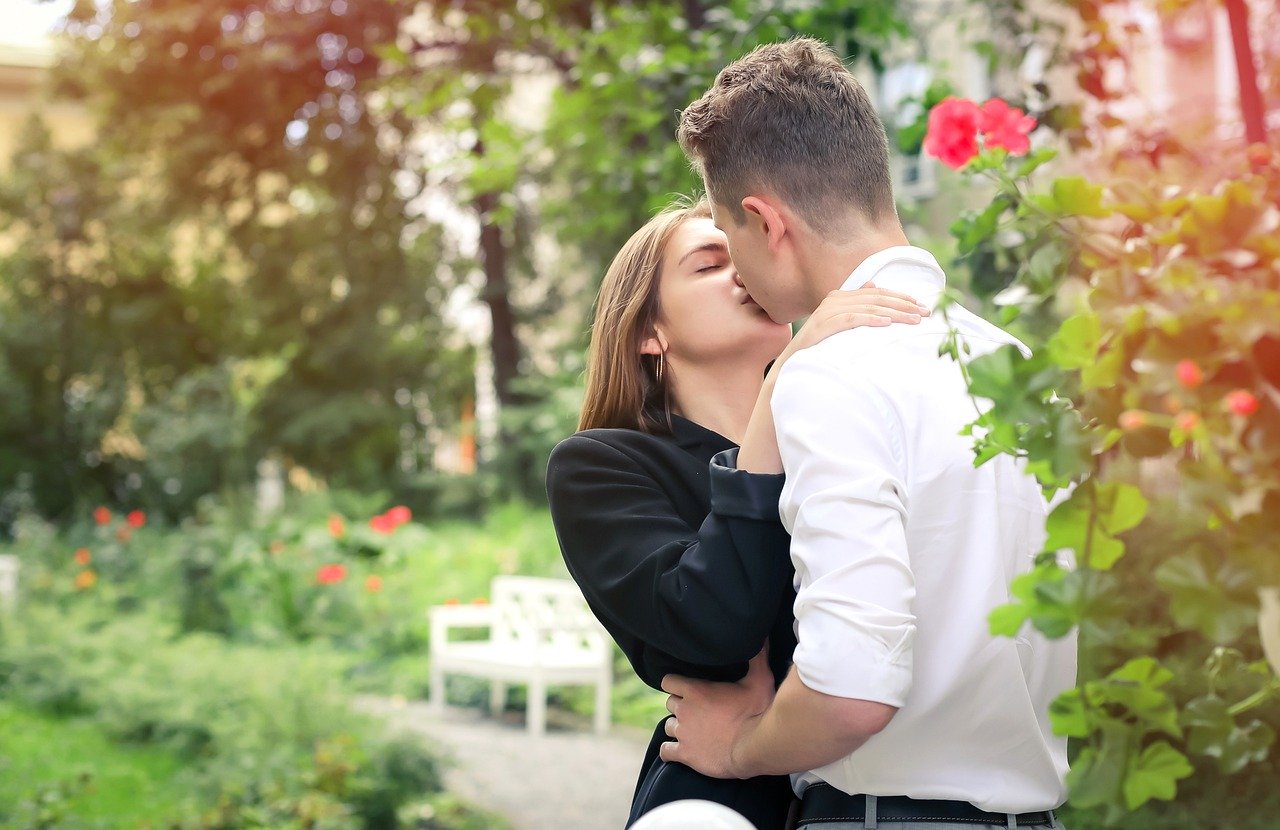 国際恋愛中に外国人がキスする10個の場所とその意味